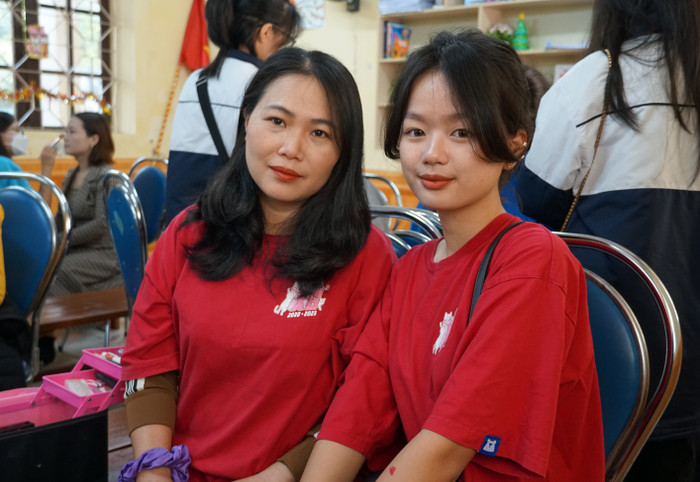 Em Chiêm Thuỳ Trang, học sinh lớp 12A6 – Trường Trung học phổ thông Trần Nguyên Hãn chia sẻ niềm hạnh phúc khi lần đầu cùng mẹ tham gia trải nghiệm tại trường. (Ảnh: Phạm Linh) Em Chiêm Thuỳ Trang, học sinh lớp 12A6 – Trường Trung học phổ thông Trần Nguyên Hãn chia sẻ niềm hạnh phúc khi lần đầu cùng mẹ tham gia trải nghiệm tại trường. (Ảnh: Phạm Linh)