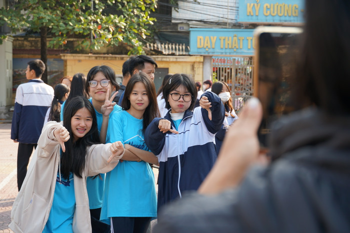 Phụ huynh và học sinh Trường Trung học phổ thông Trần Nguyên Hãn đã có những phút giây gần gũi, ấm áp trong ngày chủ nhật cuối cùng của năm Nhâm Dần. (Ảnh: Phạm Linh) Phụ huynh và học sinh Trường Trung học phổ thông Trần Nguyên Hãn đã có những phút giây gần gũi, ấm áp trong ngày chủ nhật cuối cùng của năm Nhâm Dần. (Ảnh: Phạm Linh)