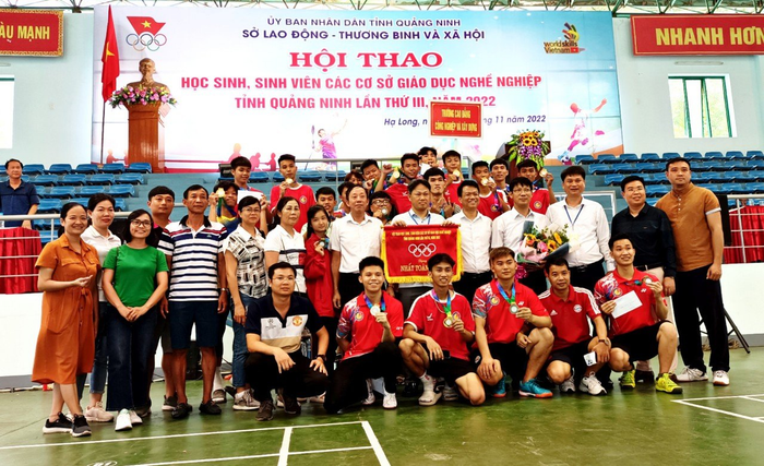 Ban tổ chức trao giải Nhất toàn đoàn cho Trường Cao đẳng Công nghiệp và Xây dựng (Ảnh: CTV) Ban tổ chức trao giải Nhất toàn đoàn cho Trường Cao đẳng Công nghiệp và Xây dựng (Ảnh: CTV)