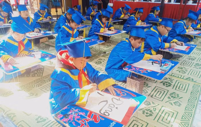 Trường Tiểu học Ngô Gia Tự còn tổ chức cho học sinh tham gia Lễ Thượng Nguyên và Khai bút Xuân Quý Mão 2023 do địa phương tổ chức nhằm giáo dục văn hoá truyền thống của dân tộc. (Ảnh: Phạm Linh)
