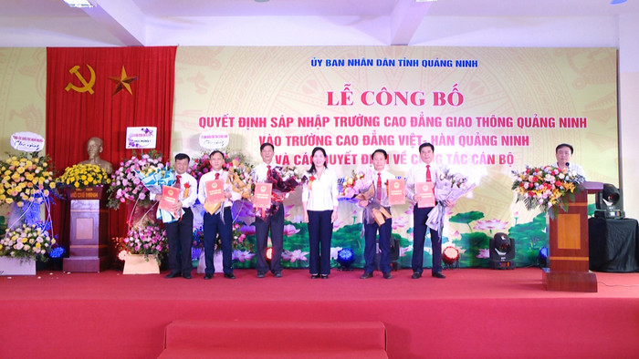 Bà Nguyễn Thị Hạnh, Phó Chủ tịch Ủy ban nhân dân tỉnh trao quyết định sáp nhập Trường Cao đẳng Giao thông Quảng Ninh vào Trường Cao đẳng Việt - Hàn Quảng Ninh (Ảnh: CTV) Bà Nguyễn Thị Hạnh, Phó Chủ tịch Ủy ban nhân dân tỉnh trao quyết định sáp nhập Trường Cao đẳng Giao thông Quảng Ninh vào Trường Cao đẳng Việt - Hàn Quảng Ninh (Ảnh: CTV)