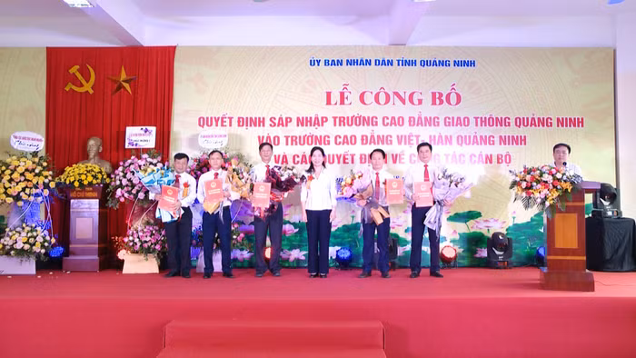 Bà Nguyễn Thị Hạnh, Phó Chủ tịch Ủy ban nhân dân tỉnh trao quyết định sáp nhập Trường Cao đẳng Giao thông Quảng Ninh vào Trường Cao đẳng Việt - Hàn Quảng Ninh (Ảnh: CTV)