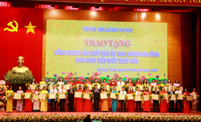 Các nhà giáo giáo dục nghề nghiệp tiêu biểu xuất sắc được nhận Bằng khen của Chủ tịch Ủy ban nhân dân tỉnh. (Ảnh: CTV) Các nhà giáo giáo dục nghề nghiệp tiêu biểu xuất sắc được nhận Bằng khen của Chủ tịch Ủy ban nhân dân tỉnh. (Ảnh: CTV)