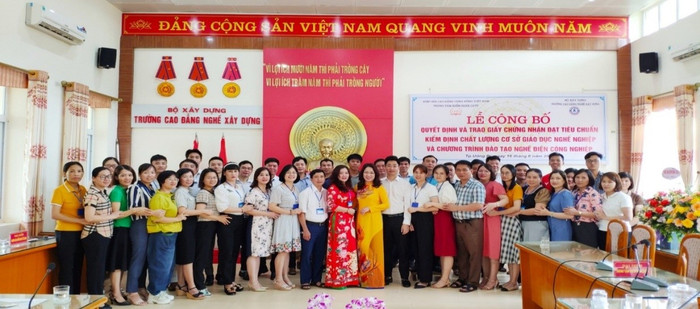 Trường Cao đẳng nghề Xây dựng tổ chức Lễ công bố Quyết định và trao giấy chứng nhận đạt tiêu chuẩn kiểm định chất lượng cơ sở giáo dục nghề nghiệp và chương trình đạo tạo nghề Điện công nghiệp. (Ảnh: CTV) Trường Cao đẳng nghề Xây dựng tổ chức Lễ công bố Quyết định và trao giấy chứng nhận đạt tiêu chuẩn kiểm định chất lượng cơ sở giáo dục nghề nghiệp và chương trình đạo tạo nghề Điện công nghiệp. (Ảnh: CTV)