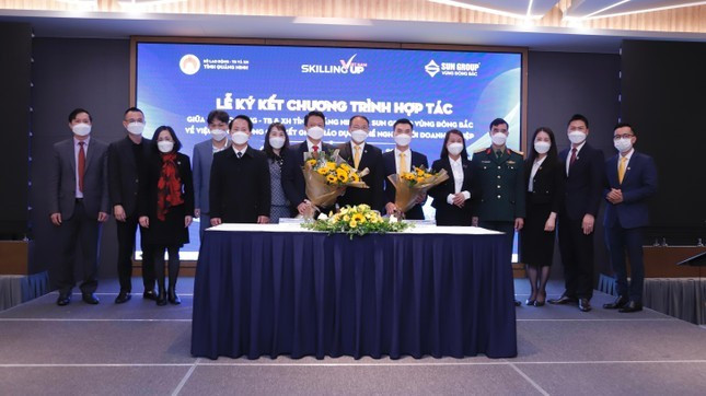 Ông Vũ Quang Trực – Phó Giám đốc Sở Lao động - Thương binh và Xã hội ký kết thỏa thuận hợp tác với Tập đoàn Sun Group về việc tăng cường gắn kết giáo dục nghề nghiệp với doanh nghiệp để phát triển nguồn nhân lực. (Ảnh: CTV) Ông Vũ Quang Trực – Phó Giám đốc Sở Lao động - Thương binh và Xã hội ký kết thỏa thuận hợp tác với Tập đoàn Sun Group về việc tăng cường gắn kết giáo dục nghề nghiệp với doanh nghiệp để phát triển nguồn nhân lực. (Ảnh: CTV)