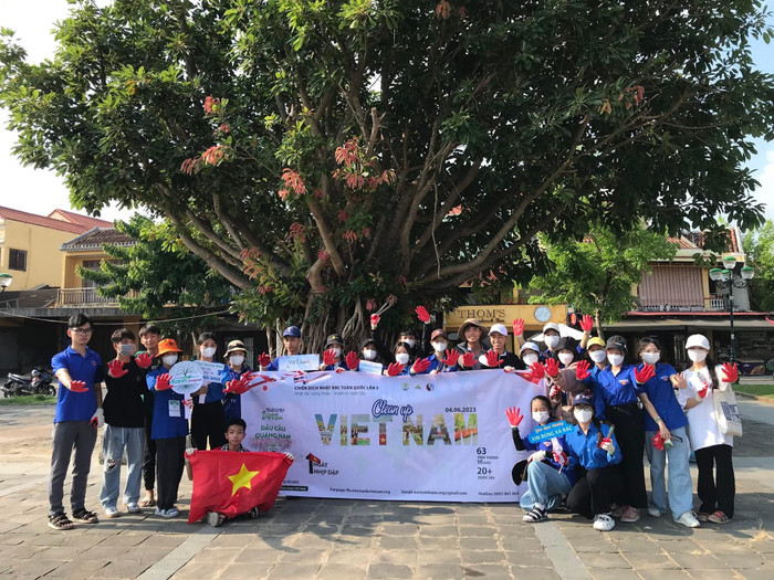 Câu lạc bộ Xanh Quảng Nam thực hiện chương trình nhặt rác làm sạch phố cổ Hội An. Ảnh: NVCC. IMG_1811.JPG