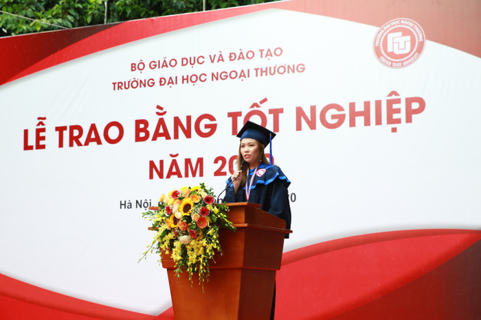 Đại diện sinh viên toàn khoá phát biểu trong lễ tốt nghiệp (1).jpeg