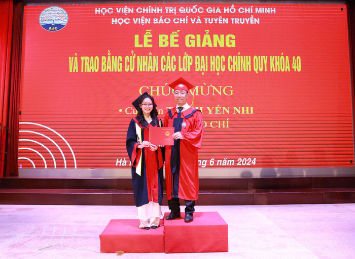 Trịnh Yến Nhi tốt nghiệp loại xuất sắc ngành Báo chí - Truyền thông (với GPA 3.63/4), Học viện Báo chí và Tuyên truyền. Ảnh: NVCC.