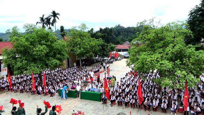 Học sinh trường Trung học cơ sở thị trấn Lang Chánh dự lễ khai giảng năm học mới. Ảnh: NTCC. Học sinh trường Trung học cơ sở thị trấn Lang Chánh dự lễ khai giảng năm học mới. Ảnh: NTCC.