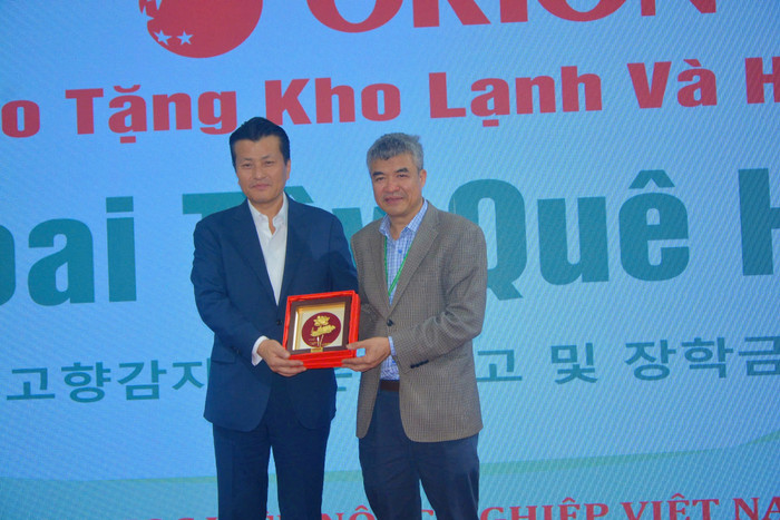 Giáo sư, Tiến sĩ Phạm Văn Cường - Phó Giám đốc Học viện Nông nghiệp Việt Nam trao quà lưu niệm cho tập đoàn.