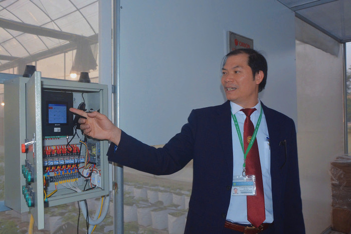 Phó Giáo sư, Tiến sĩ Nguyễn Xuân Trường - Viện trưởng Viện Sinh học Nông nghiệp giới thiệu về trang thiết bị, công nghệ hiện đại trong sản xuất khoai tây.