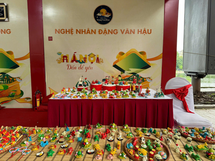 Những sản phẩm thủ công này không chỉ mang giá trị vật chất mà còn là sự kết tinh của tinh hoa văn hóa và tay nghề truyền thống. Ảnh: Huyền Trang GDVN-8.jpg