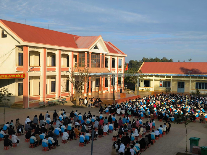 Trường Trung học cơ sở Lê Lợi (xã Đắk N'Drót, huyện Đắk Mil, tỉnh Đắk Nông) được “thay áo mới” nhờ chương trình kiên cố hóa trường lớp. (Ảnh: Website nhà trường) lê lợi đắc nông.jpg