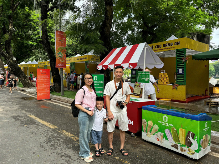 Chị Phạm Thu Trang cùng gia đình từ Thái Nguyên xuống Hà Nội tham gia lễ hội. Ảnh: Huyền Trang GDVN-10.jpg