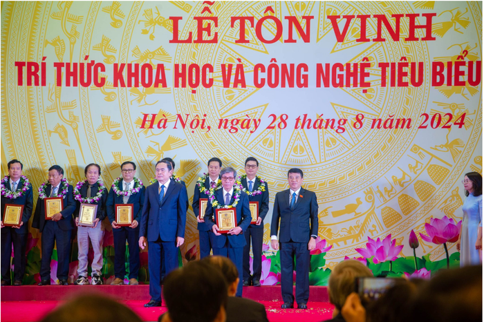 Giáo sư, Tiến sĩ Cao Ngọc Thành được vinh danh tại Lễ tôn vinh trí thức khoa học công nghệ tiêu biểu năm 2024. Ảnh: Liên hiệp các Hội Khoa học và Kỹ thuật tỉnh Thừa Thiên Huế Vinh danh GS Cao Ngọc Thành.png