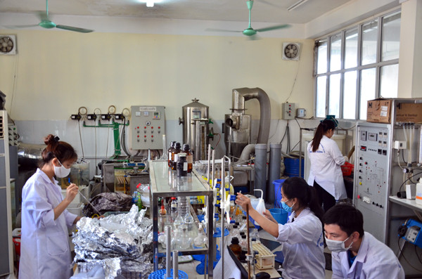 Sinh viên nghiên cứu và làm thí nghiệm tại phòng thí nghiệm của Trường Đại học Tài nguyên và Môi trường Hà Nội. Ảnh: Website nhà trường khcb.jpeg