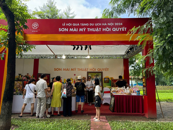 Mỗi gian hàng đều thu hút đông đảo du khách ghé tham quan. Ảnh: Huyền Trang GDVN-3.jpg