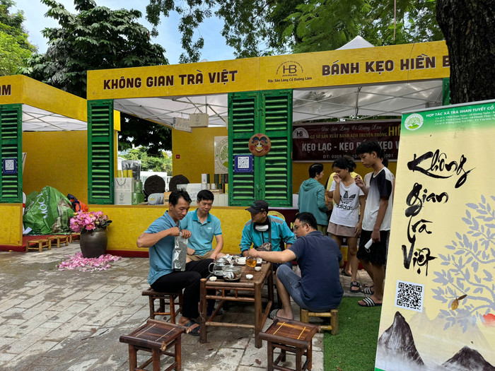 Không gian Trà Việt thu hút rất nhiều du khách thưởng thức trà. Ảnh: Huyền Trang GDVN-6.jpg