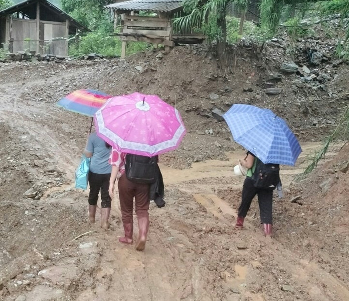 Mỗi ngày, các thầy cô dạy Trường Mầm Non Cò Tong phải vượt qua hàng chục km đường đất đá mới tới được trường. (Ảnh: Sở Giáo dục và Đào tạo tỉnh Sơn La cung cấp) IMG_3951.jpg