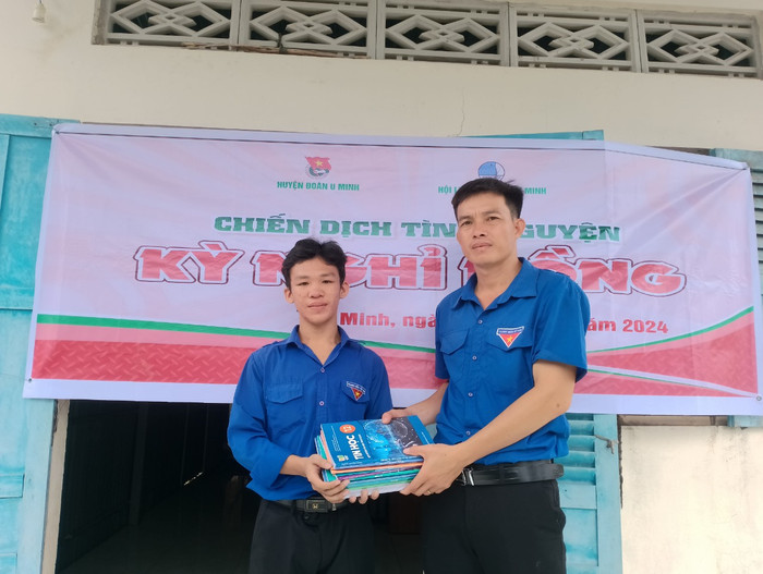 Thầy Trịnh Thái Quang (bên phải), Bí thư Đoàn Trường Trung học phổ thông Khánh Lâm, huyện U Minh, tỉnh Cà Mau. (Ảnh: NVCC) thầy TMQ.jpg
