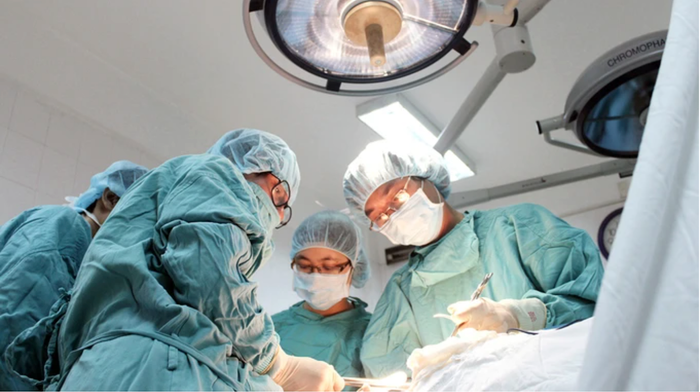 Giáo sư Cao Ngọc Thành (bên trái) trong ca mổ chuyển giao kỹ thuật cho các bệnh viện khu vực miền Trung - Tây Nguyên. Ảnh: NVCC GS Cao Ngọc Thành.png