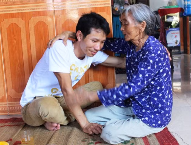 Bà Đồng Thị Thu ôm chầm lấy con trai sau bao nhiêu ngày trông ngóng Bà Đồng Thị Thu ôm chầm lấy con trai sau bao nhiêu ngày trông ngóng