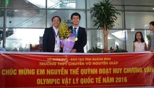 Vừa đạt giải Bạc, nam sinh lại giật Huy chương Vàng Olympic Vật lý quốc tế 2016 (GDVN) - Em Nguyễn Thế Quỳnh (học sinh lớp 11 chuyên Lý, trường THPT Võ Nguyên Giáp – Quảng Bình) vừa đoạt Huy chương Vàng Olympic Vật lý quốc tế 2016. Vừa đạt giải Bạc, nam sinh lại giật Huy chương Vàng Olympic Vật lý quốc tế 2016 (GDVN) - Em Nguyễn Thế Quỳnh (học sinh lớp 11 chuyên Lý, trường THPT Võ Nguyên Giáp – Quảng Bình) vừa đoạt Huy chương Vàng Olympic Vật lý quốc tế 2016.