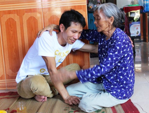 Bà Đồng Thị Thu ôm chầm lấy con trai sau bao nhiêu ngày trông ngóng Bà Đồng Thị Thu ôm chầm lấy con trai sau bao nhiêu ngày trông ngóng