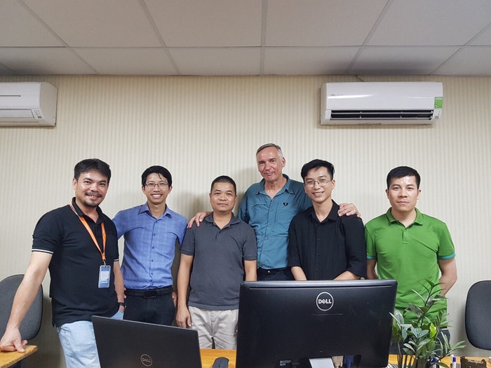 Tiến sĩ Nguyễn Viết Hương (thứ hai từ trái sang) cùng các cộng sự. Ảnh: NVCC. a4-9392.jpg