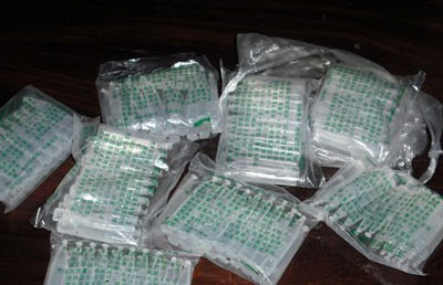 Những gói hóa chất không rõ nguồn gốc, in toàn chữ Trung Quốc. (Nguồn Vietnamnet)