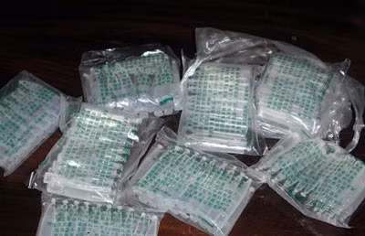 Những gói hóa chất không rõ nguồn gốc, in toàn chữ Trung Quốc. (Nguồn Vietnamnet)