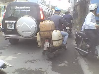 An thu gom can xăng tại Thủ Đức. (Nguồn Tiền Phong)