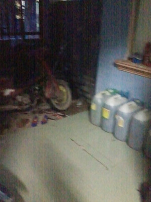 Sau khi lấy xăng được tập kết tại nhà của Đức. (Nguồn Tiền phong) Sau khi lấy xăng được tập kết tại nhà của Đức. (Nguồn Tiền phong)