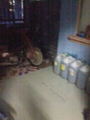 Sau khi lấy xăng được tập kết tại nhà của Đức. (Nguồn Tiền phong)