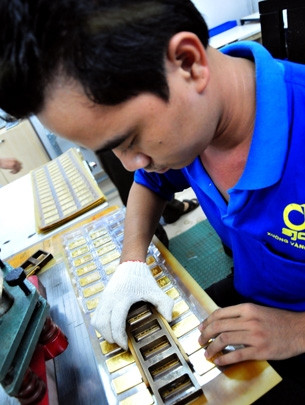 Ngân hàng Nhà nước đã đề xuất đánh thuế đối với vàng. Trong ảnh: gia công vàng miếng tại Công ty SJC, TP.HCM. (Nguồn Tuổi trẻ) Ngân hàng Nhà nước đã đề xuất đánh thuế đối với vàng. Trong ảnh: gia công vàng miếng tại Công ty SJC, TP.HCM. (Nguồn Tuổi trẻ)
