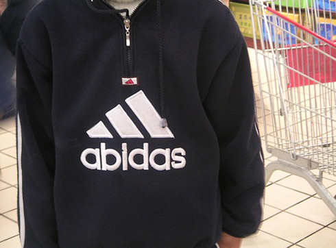 Tại đây, thương hiệu này có hàng tá phiên bản lỗi với những cái tên na ná như Adibas, Odidoss, Adidsa, Acbids... Tại đây, thương hiệu này có hàng tá phiên bản lỗi với những cái tên na ná như Adibas, Odidoss, Adidsa, Acbids...