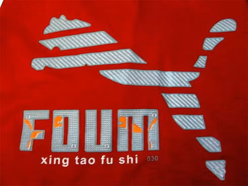 Một trong vô số phiên bản kiểu Trung Quốc của nhãn hàng thời trang nổi tiếng Puma, Nike.