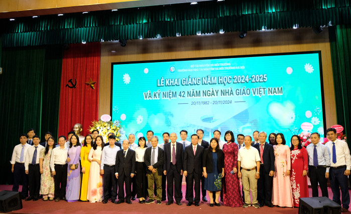 Các đại biểu, lãnh đạo nhà trường chụp ảnh lưu niệm. GDVN_1.JPG