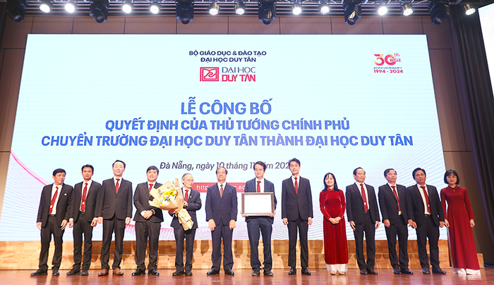 Bộ trưởng Bộ Giáo dục và Đào tạo Nguyễn Kim Sơn thừa uỷ quyền của Thủ tướng Chính phủ trao Quyết định chuyển Trường Đại học Duy Tân thành Đại học Duy Tân 638668412119808053-CANL3397c.png