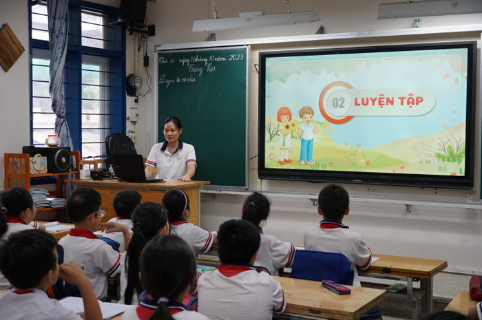 Thực hiện Chương trình Giáo dục phổ thông 2018, việc đổi mới phương pháp, kỹ thuật giảng dạy, nhất là việc ứng dụng công nghệ thông tin trong dạy học và quản lý đã góp phần giúp học sinh phát triển toàn diện phẩm chất và năng lực (Ảnh: Phạm Linh)