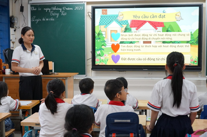 Giáo viên ứng dụng công nghệ thông tin giúp tạo không khí hào hứng trong lớp học (Ảnh: Phạm Linh)