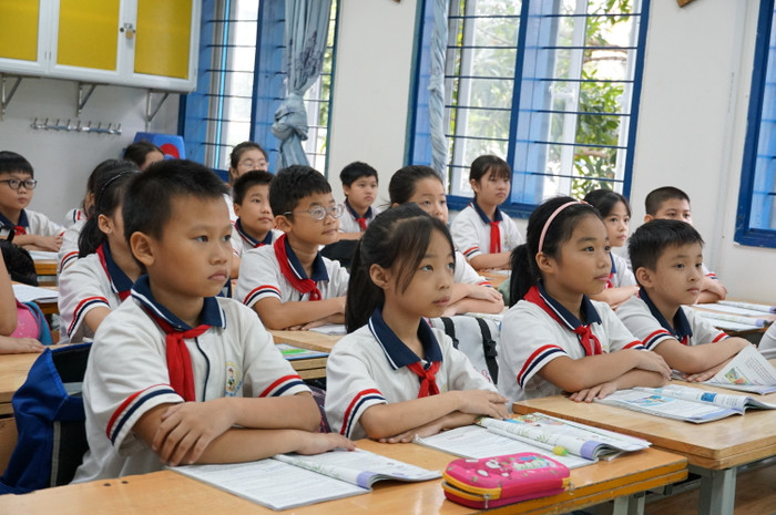 Học sinh chăm chú lắng nghe và tương tác cùng giáo viên trong tiết học (Ảnh: Phạm Linh)