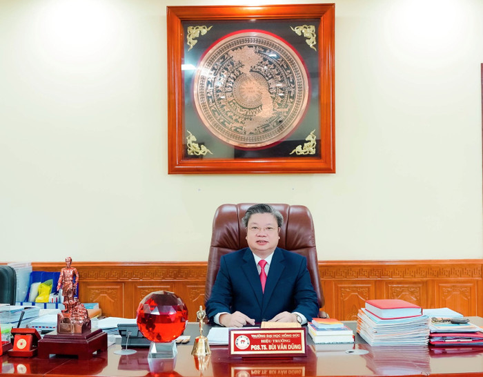 Phó Giáo sư, Tiến sĩ Bùi Văn Dũng - Hiệu trưởng Trường Đại học Hồng Đức. Ảnh: website nhà trường. 404539938_360439443316694_8830985855424317516_n.jpg