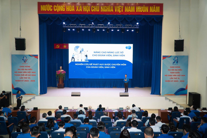 Với Bí thư Đoàn Trường Đại học Sư phạm Kỹ thuật Thành phố Hồ Chí Minh, tham gia công tác Đoàn là hành trình có nhiều ý nghĩa. Trong ảnh, thầy Thân đang báo cáo tham luận hội nghị tổng kết công tác Đoàn năm học 2022-2023. Ảnh: NVCC. Báo cáo tham luận HN Tổng kết công tác Đoàn năm học 2022-2023 -1.JPG