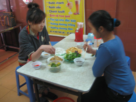 Khách nhà chị Hương chủ yếu là khách quen và đa phần là giới trẻ.