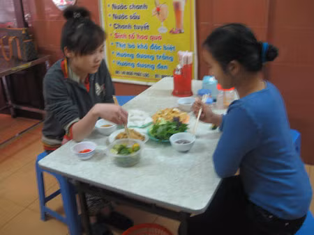 Khách nhà chị Hương chủ yếu là khách quen và đa phần là giới trẻ.