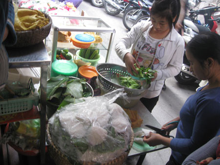 Chuẩn bị bún cho khách từ ngoài quầy