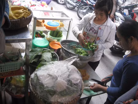 Chuẩn bị bún cho khách từ ngoài quầy