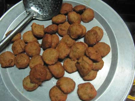 Chả làm từ đậu phụ và rau thì là. Chả làm từ đậu phụ và rau thì là.