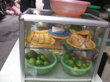 Tủ thức ăn luôn gọn gàng sạch sẽ.